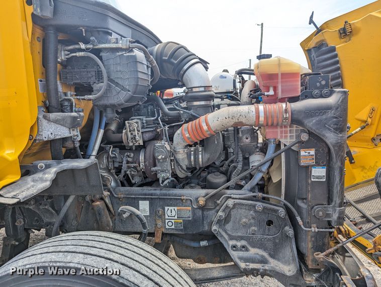 image for item MY9459 2016 Peterbilt 579  semi truck