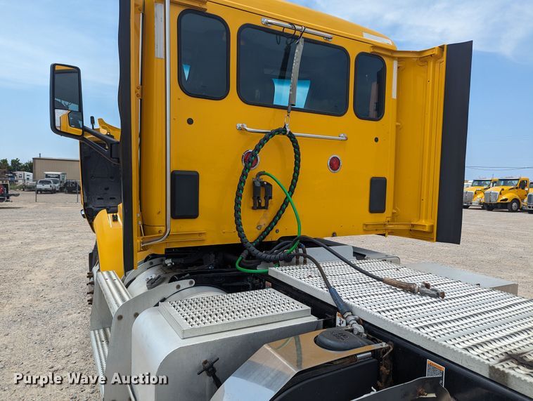 image for item MY9459 2016 Peterbilt 579  semi truck