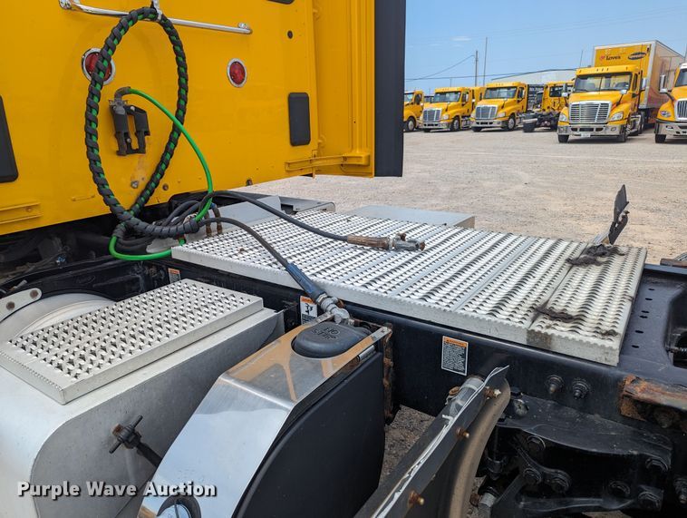 image for item MY9459 2016 Peterbilt 579  semi truck