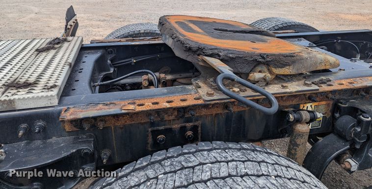 image for item MY9459 2016 Peterbilt 579  semi truck