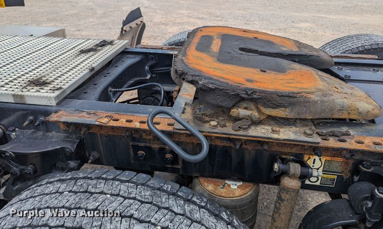 image for item MY9459 2016 Peterbilt 579  semi truck