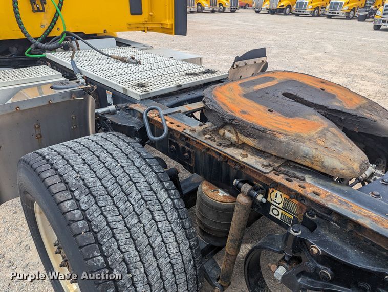 image for item MY9459 2016 Peterbilt 579  semi truck