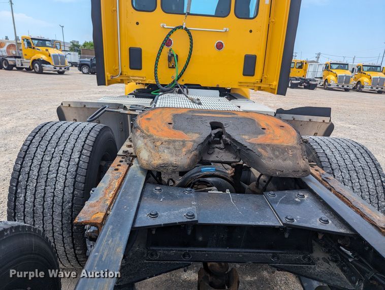 image for item MY9459 2016 Peterbilt 579  semi truck