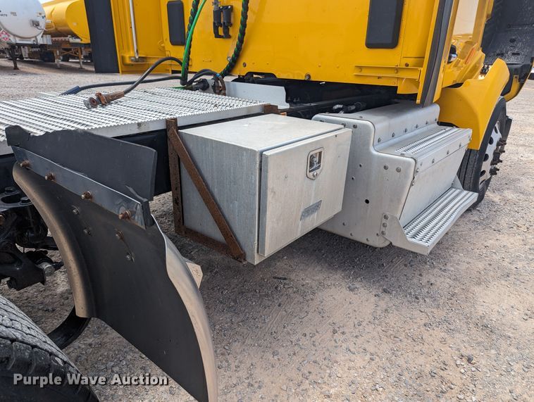 image for item MY9459 2016 Peterbilt 579  semi truck