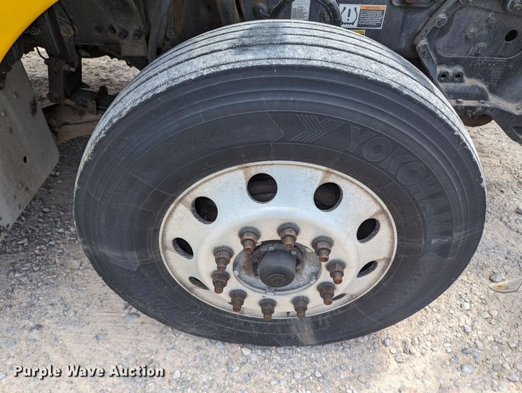 image for item MY9459 2016 Peterbilt 579  semi truck