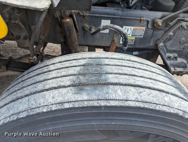 image for item MY9459 2016 Peterbilt 579  semi truck