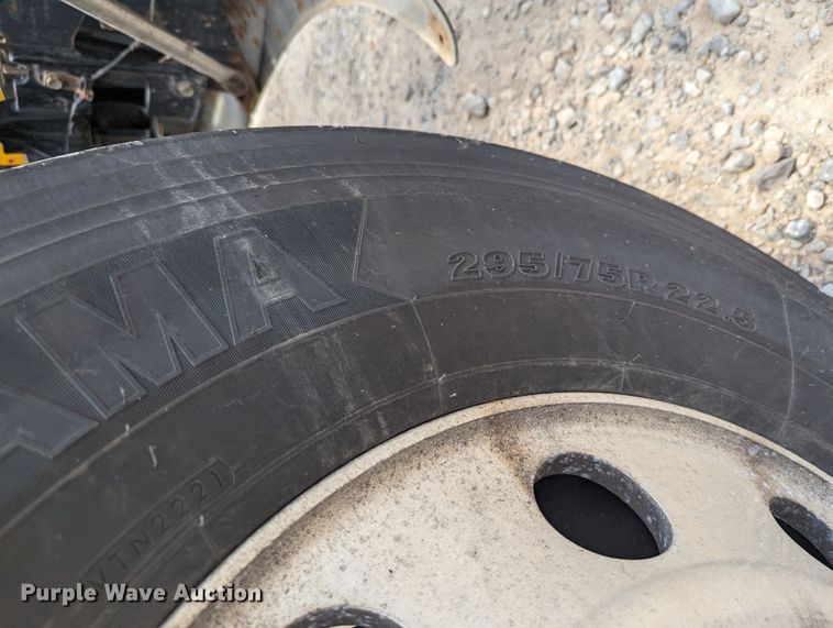 image for item MY9459 2016 Peterbilt 579  semi truck