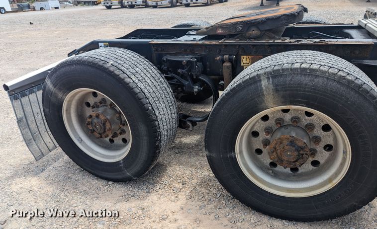 image for item MY9459 2016 Peterbilt 579  semi truck