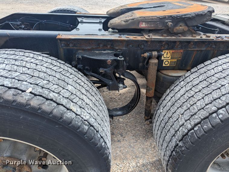 image for item MY9459 2016 Peterbilt 579  semi truck