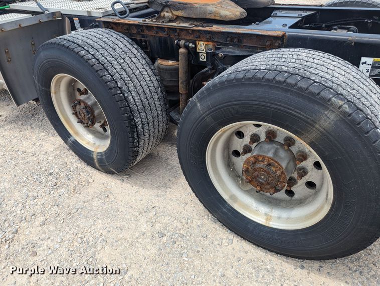 image for item MY9459 2016 Peterbilt 579  semi truck