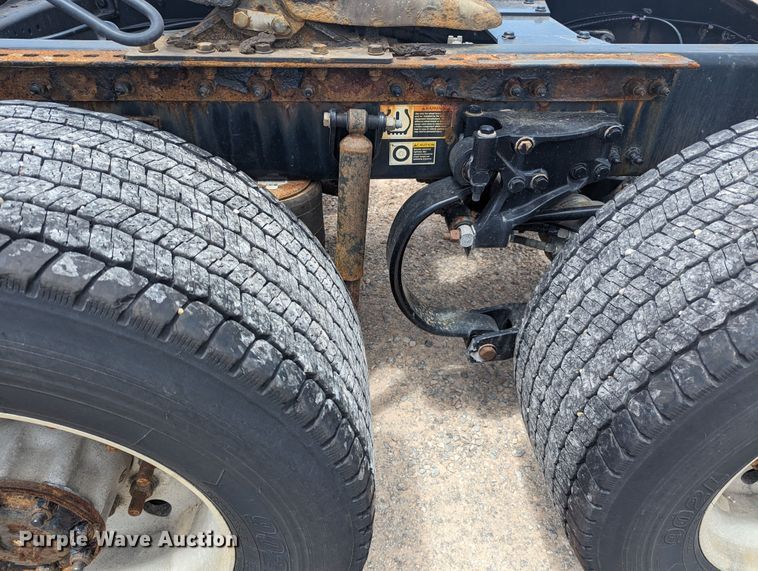 image for item MY9459 2016 Peterbilt 579  semi truck