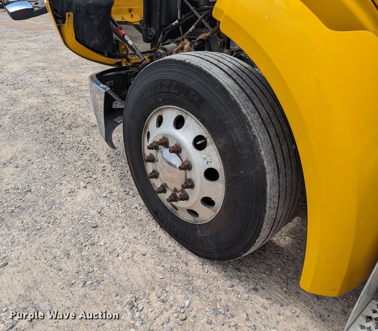 image for item MY9459 2016 Peterbilt 579  semi truck