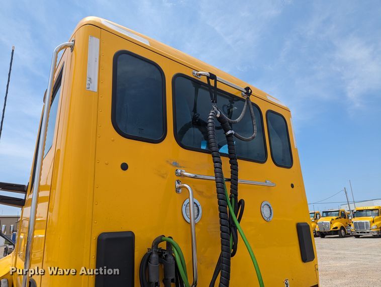 image for item MY9460 2019 Kenworth T680  semi truck