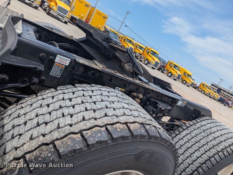 image for item MY9460 2019 Kenworth T680  semi truck