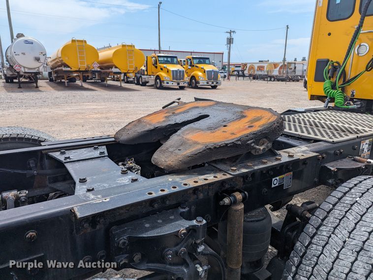 image for item MY9460 2019 Kenworth T680  semi truck