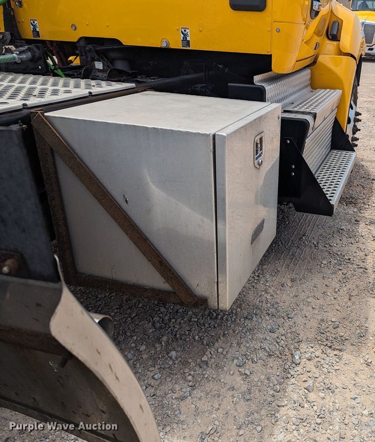 image for item MY9460 2019 Kenworth T680  semi truck