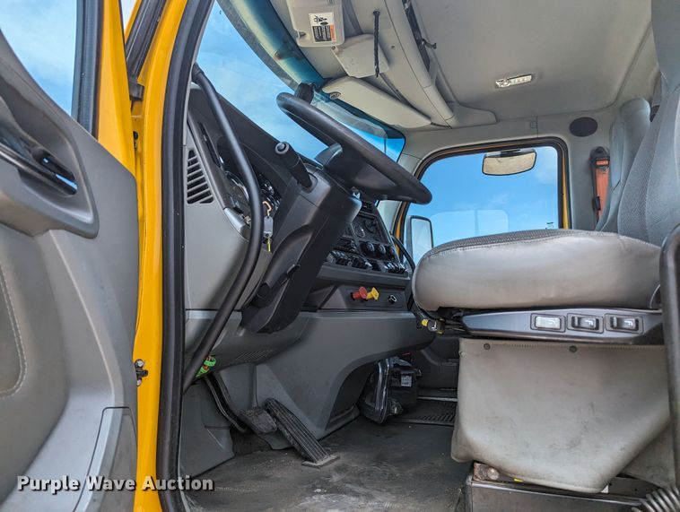 image for item MY9460 2019 Kenworth T680  semi truck