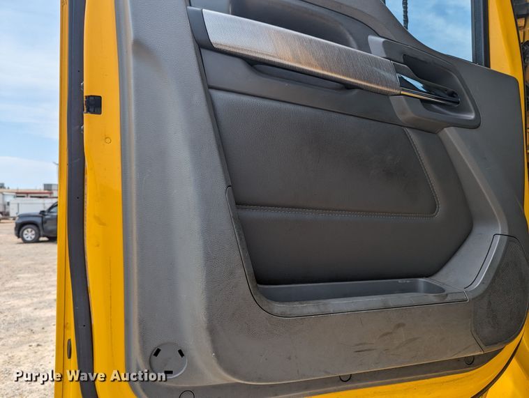 image for item MY9460 2019 Kenworth T680  semi truck