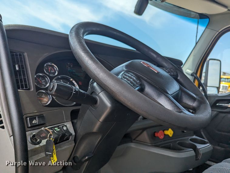 image for item MY9460 2019 Kenworth T680  semi truck