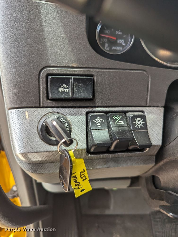 image for item MY9460 2019 Kenworth T680  semi truck