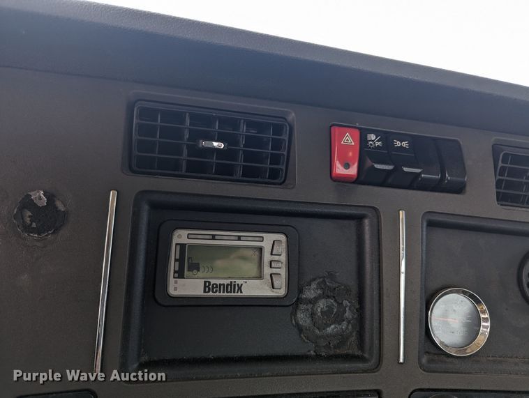 image for item MY9460 2019 Kenworth T680  semi truck