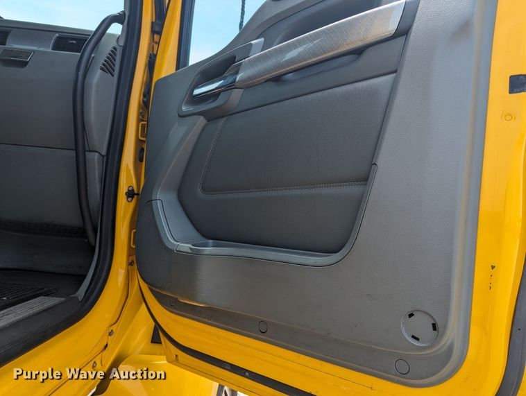 image for item MY9460 2019 Kenworth T680  semi truck