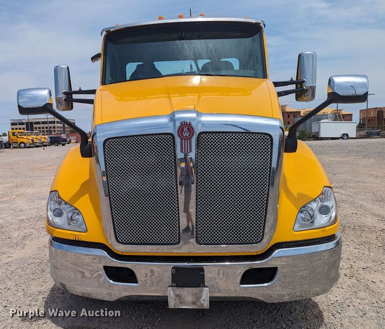 image for item MY9461 2019 Kenworth T680  semi truck
