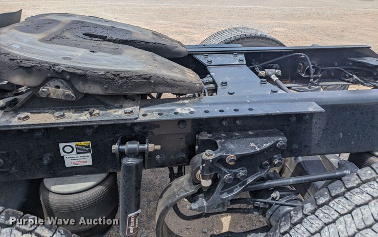 image for item MY9461 2019 Kenworth T680  semi truck