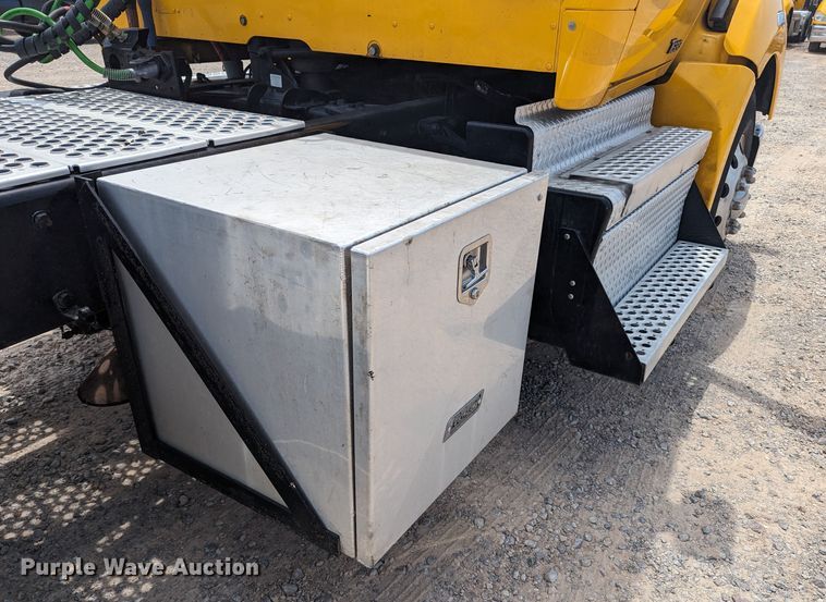 image for item MY9461 2019 Kenworth T680  semi truck