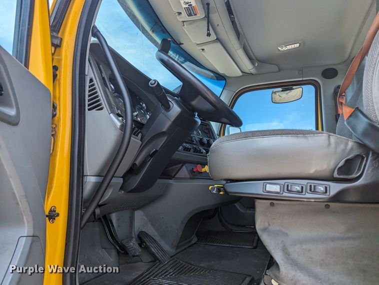 image for item MY9461 2019 Kenworth T680  semi truck