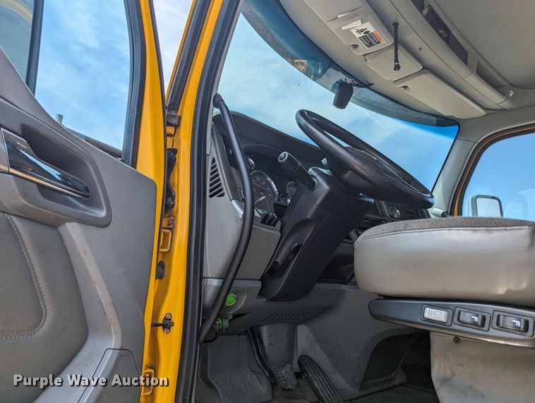 image for item MY9461 2019 Kenworth T680  semi truck