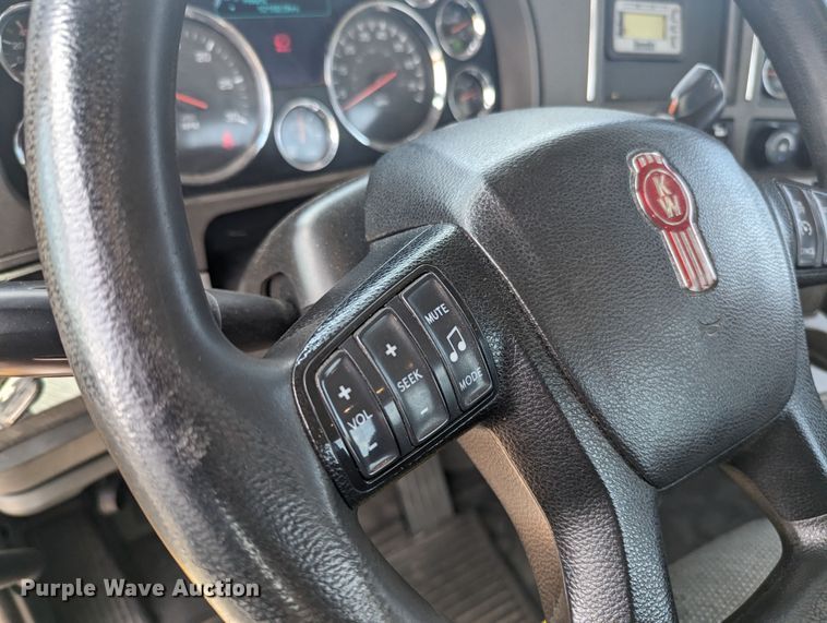 image for item MY9461 2019 Kenworth T680  semi truck