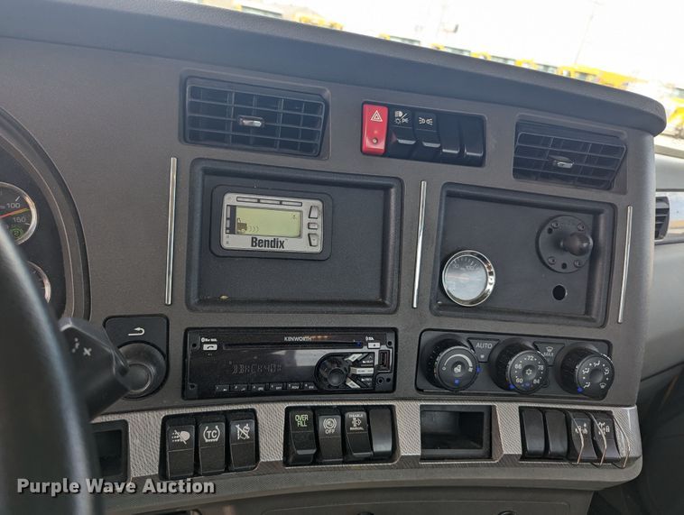 image for item MY9461 2019 Kenworth T680  semi truck