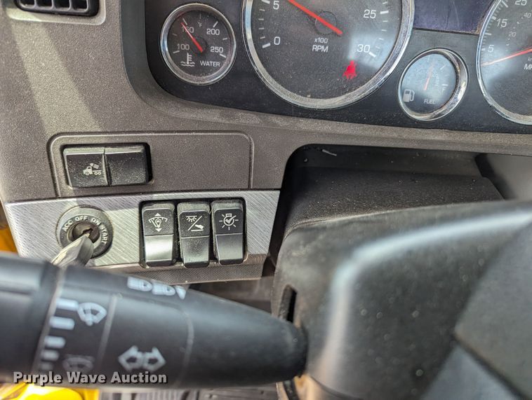 image for item MY9461 2019 Kenworth T680  semi truck