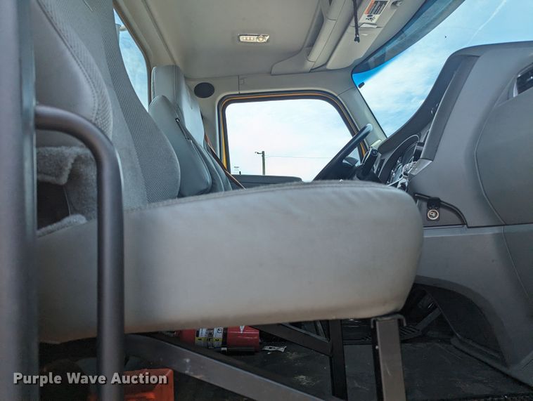 image for item MY9461 2019 Kenworth T680  semi truck