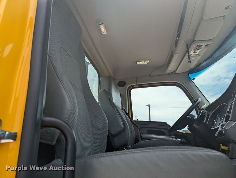 image for item MY9461 2019 Kenworth T680  semi truck