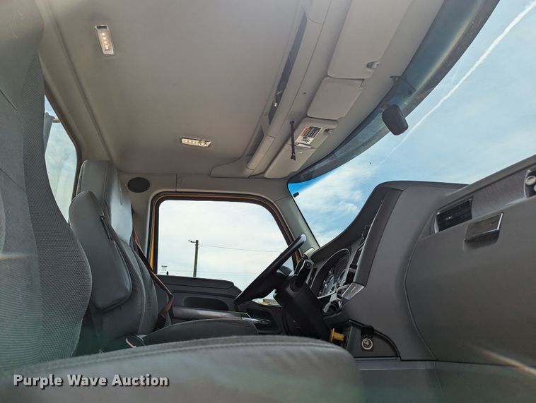 image for item MY9461 2019 Kenworth T680  semi truck