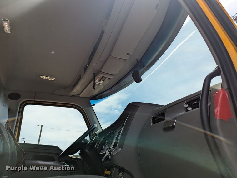 image for item MY9461 2019 Kenworth T680  semi truck