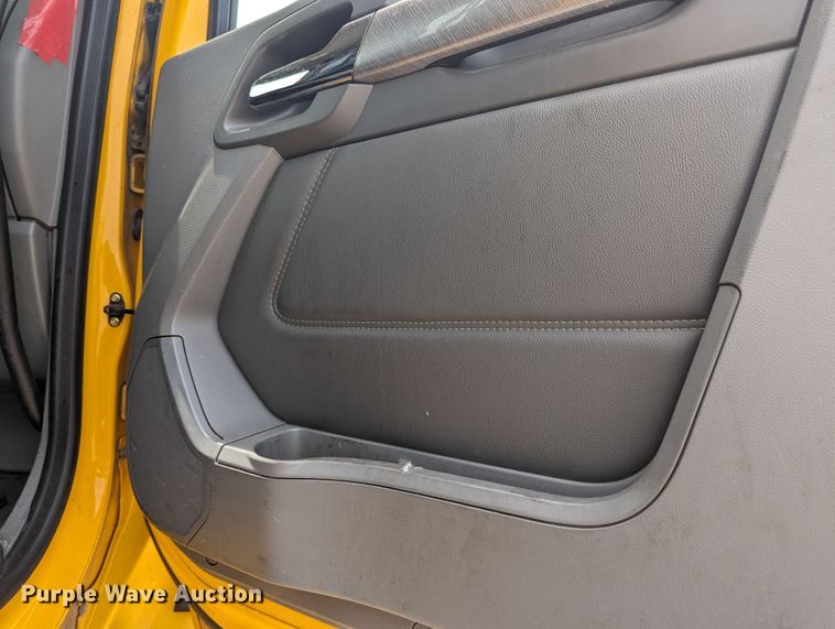 image for item MY9461 2019 Kenworth T680  semi truck