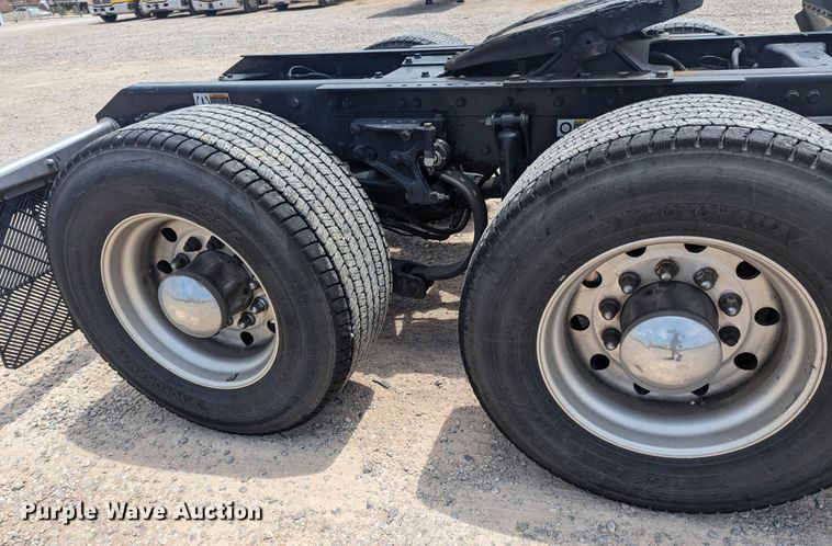 image for item MY9461 2019 Kenworth T680  semi truck