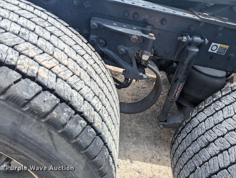 image for item MY9461 2019 Kenworth T680  semi truck