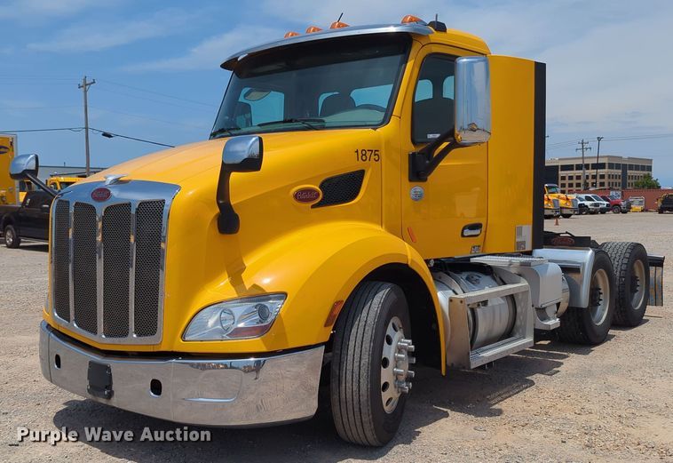 image for item MY9462 2019 Peterbilt 579  semi truck