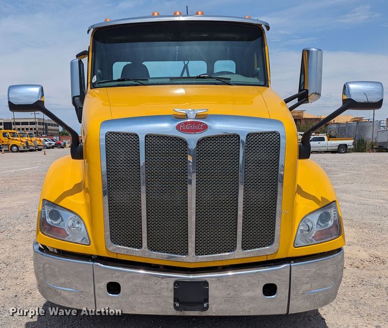 image for item MY9462 2019 Peterbilt 579  semi truck