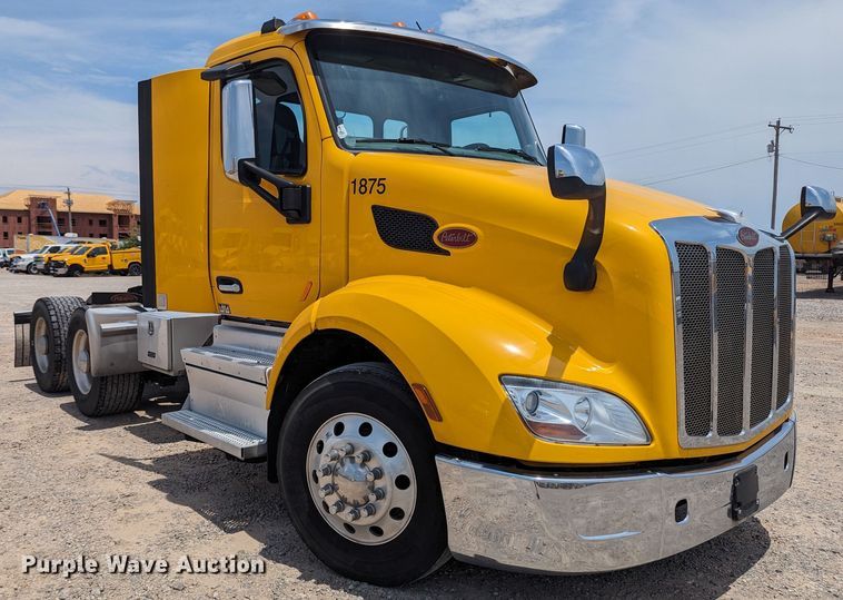 image for item MY9462 2019 Peterbilt 579  semi truck