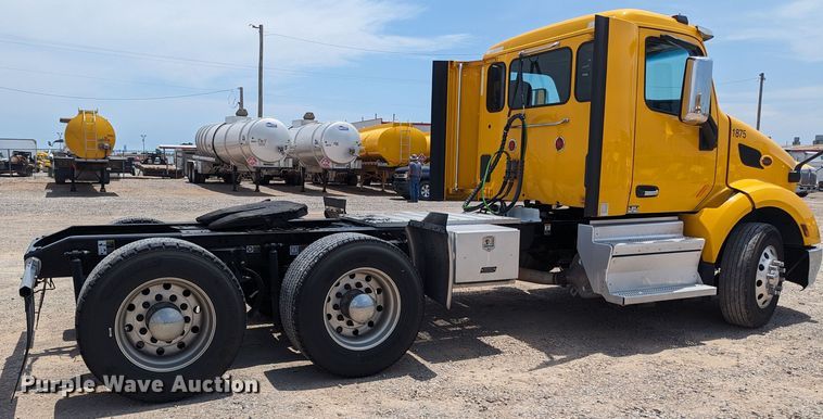 image for item MY9462 2019 Peterbilt 579  semi truck