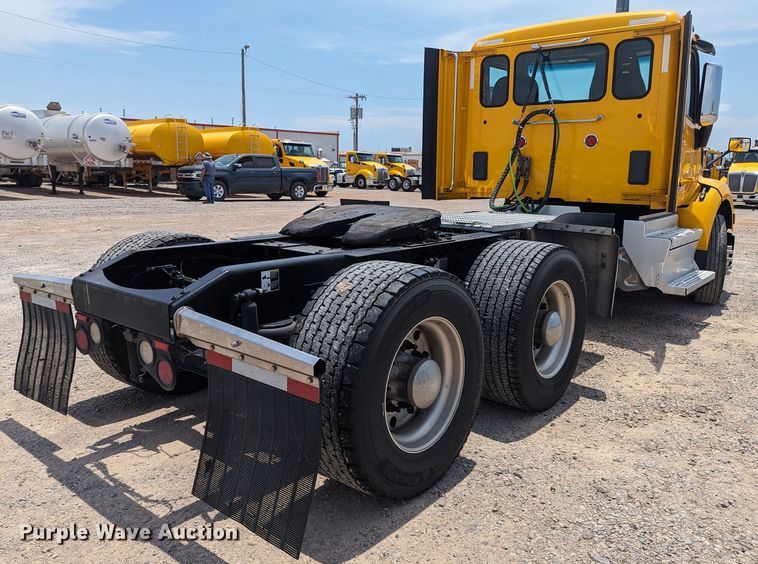 image for item MY9462 2019 Peterbilt 579  semi truck