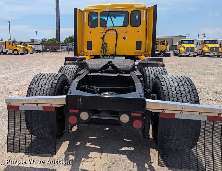 image for item MY9462 2019 Peterbilt 579  semi truck