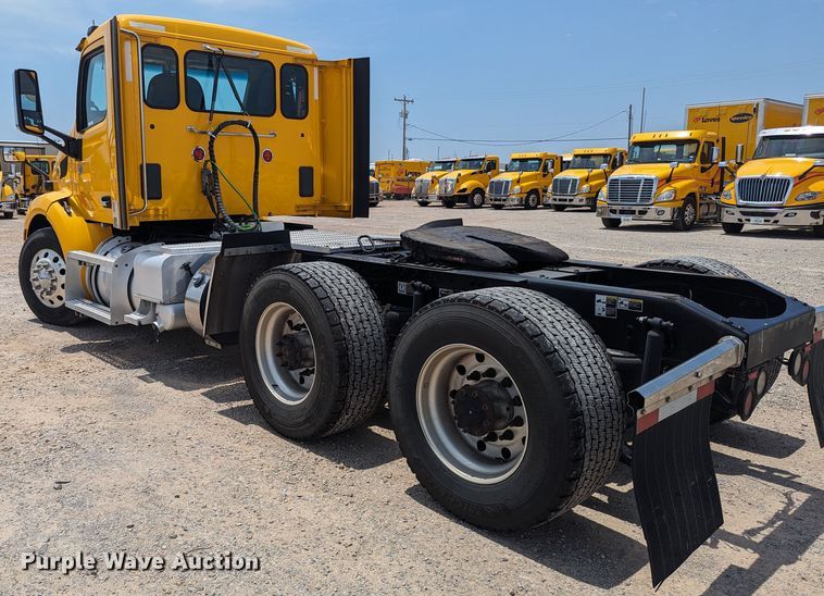 image for item MY9462 2019 Peterbilt 579  semi truck