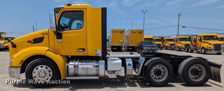 image for item MY9462 2019 Peterbilt 579  semi truck