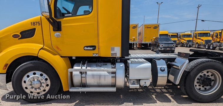 image for item MY9462 2019 Peterbilt 579  semi truck